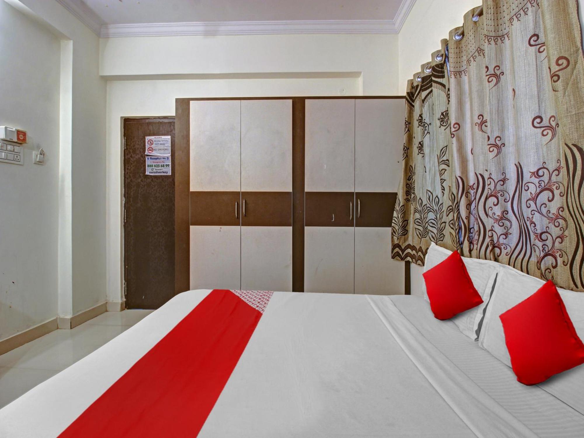 Hotel O Svr Silver Key Lingampalli Bagian luar foto