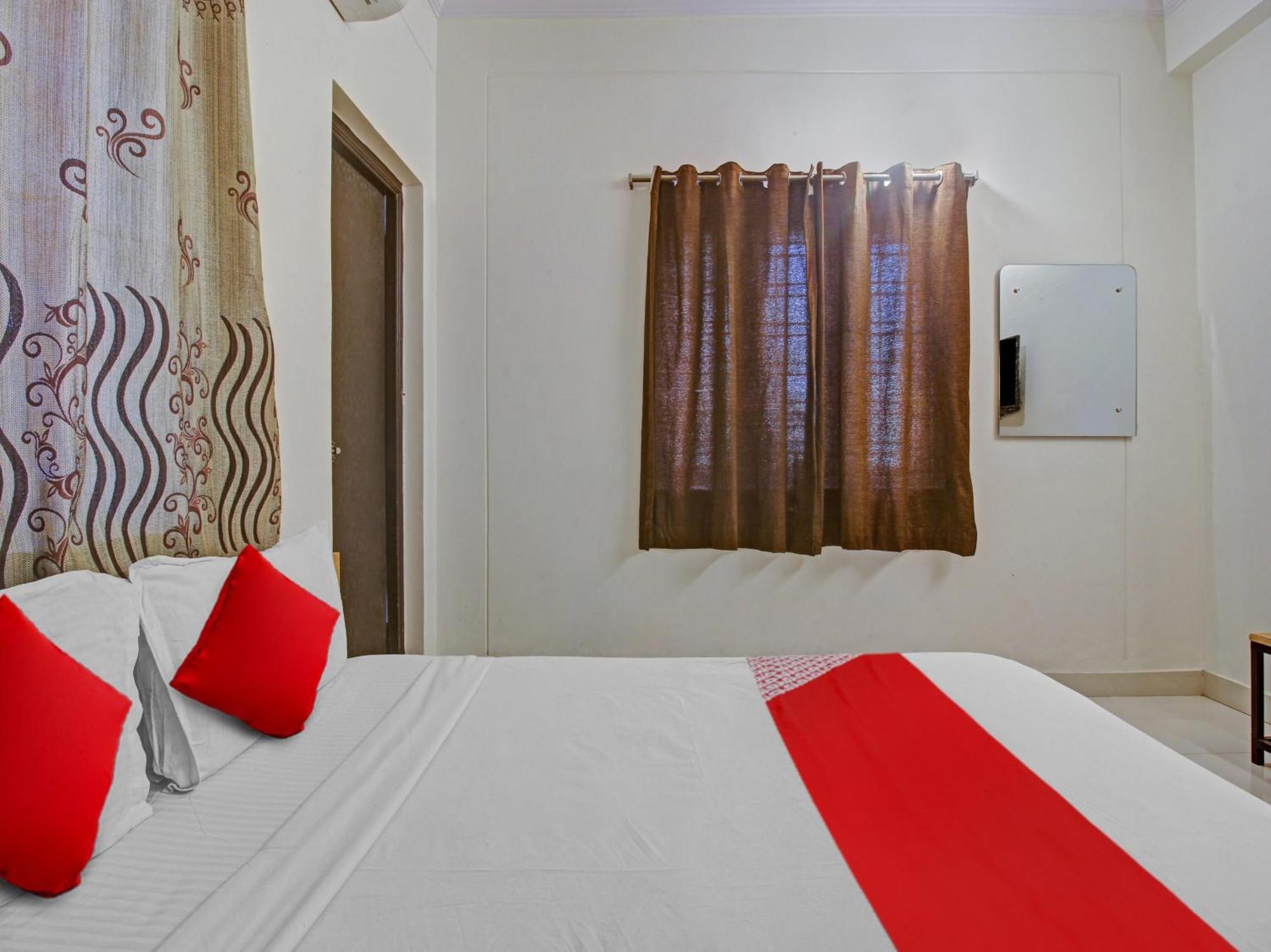 Hotel O Svr Silver Key Lingampalli Bagian luar foto
